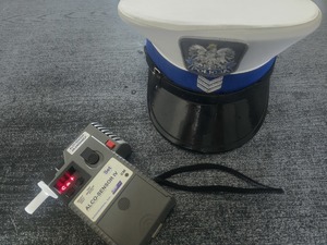 zdjęcie czapki policjanta ruchu drogowego oraz urządzenia do badania stanu trzeźwości: alkosensor IV