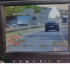 samochód marki BMW jadący drogą