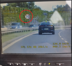 samochód marki BMW jadący drogą