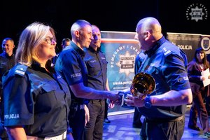 Umundurowani policjanci podczas wręczania nagród