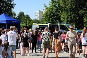 Na zdjęciu policyjny radiowóz podczas rodzinnego pikniku