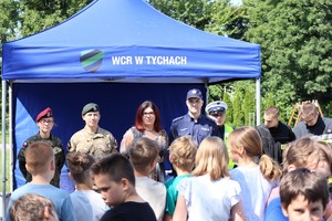 Na zdjęciu umundurowani policjanci podczas rodzinnego pikniku