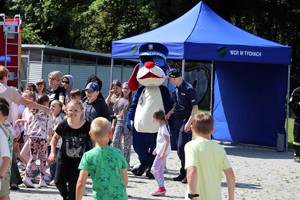 Na zdjęciu umundurowany policjant oraz Sznupek podczas rodzinnego pikniku