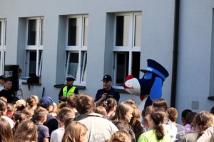 Na zdjęciu umundurowany policjant oraz Sznupek podczas rodzinnego pikniku