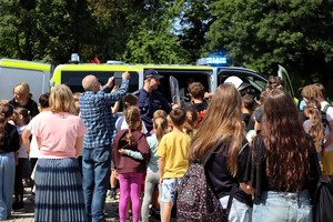 Na zdjęciu uczestnicy pikniku obok radiowozu policyjnego