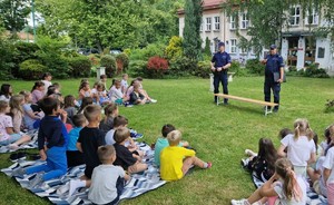 Na zdjęciu policjanci podczas prelekcji dla dzieci