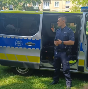 Na zdjęciu policjant na spotkaniu z dziećmi
