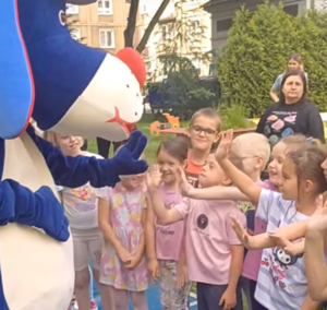 Na zdjęciu Sznupek na spotkaniu z dziećmi