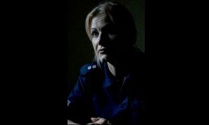 Na zdjęciu kadr z filmu przedstawiający policjantkę