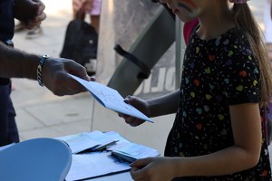 Na zdjęciu policjant wręczający kolorowankę