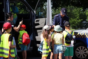 Na zdjęciu policjant i dzieci