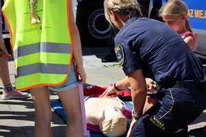 Na zdjęciu funkcjonariuszka Straży Miejskiej i dzieci podczas ćwiczeń z pierwszej pomocy