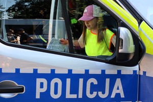 Na zdjęciu dziewczynka w radiowozie