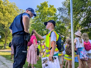 Na zdjęciu policjant z dziećmi
