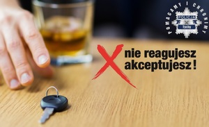 Zdjęcie ręki sięgającej po kluczyki samochodowe. Na stole widoczna szklanka z brązowym płynem. Po prawej stronie logo Komendy Miejskiej Policji w Tychach oraz hasło kampanii Nie reagujesz-akceptujesz