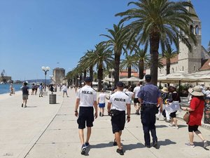 Dwóch umundurowanych policjantów polski i chorwacki podczas patrolu.