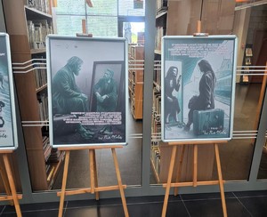 Na zdjęciu plakaty poświęcone tematyce handlu ludźmi
