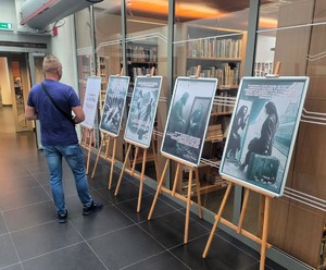 Na zdjęciu mężczyzna oglądający plakaty