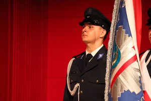 Na zdjęciu umundurowany policjant podczas obchodów Święta Policji w Tychach