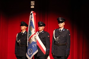 Na zdjęciu umundurowani policjanci ze sztandarem podczas obchodów Święta Policji w Tychach