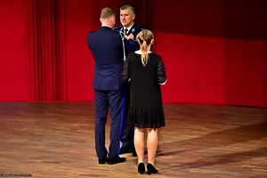 Na zdjęciu umundurowany policjant podczas wręczania odznaczenia