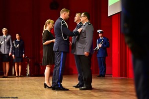 Na zdjęciu umundurowani policjanci podczas wręczania odznaczeń