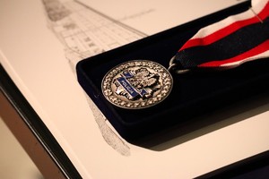 Na zdjęciu medal