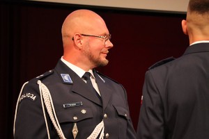 Na zdjęciu umundurowany policjant podczas obchodów Święta Policji w Tychach