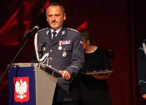 Na zdjęciu umundurowany policjant podczas obchodów Święta Policji w Tychach stojący na mównicy