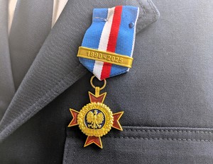 Na zdjęciu medal