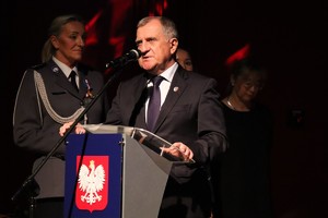 Na zdjęciu senator Andrzej Dziuba na mównicy