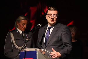 Na zdjęciu prokurator Maciej Latos podczas przemówienia