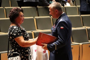 Na zdjęciu umundurowany policjant oraz kobieta podczas składania gratulacji