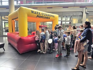 Na zdjęciu dzieci i osoby dorosłe stojący w kolejce po popcorn i watę cukrową
