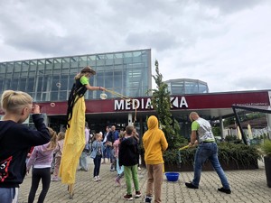 Na zdjęciu dziewczyna na szczudłach oraz uczestnicy pikniku zorganizowanego w ramach obchodów święta Policji w Tychach