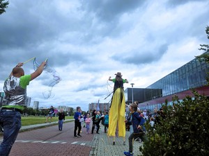 Na zdjęciu dziewczyna na szczudłach oraz uczestnicy pikniku zorganizowanego w ramach obchodów święta Policji w Tychach