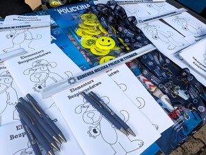 Na zdjęciu policyjne gadżety na stanowisku profilaktycznym