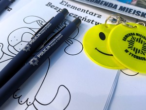 Na zdjęciu policyjne gadżety na stanowisku profilaktycznym