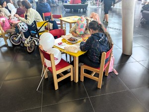 Na zdjęciu dzieci kolorujące przy stoliczkach