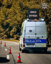 Radiowóz z tablicą na dachu, na której widnieje napis Uwaga wypadek