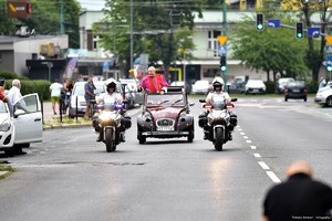 Na zdjęciu policjanci na motocyklach oraz pojazd z biskupem święcącym pojazdy.
