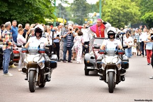 Na zdjęciu policjanci na motocyklach oraz pojazd z biskupem święcącym pojazdy.