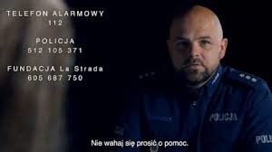 Kadr z filmu przedstawiający umundurowanego policjanta