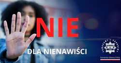 Na zdjęciu kobieta pokazująca otwartą dłoń oraz napis Nie dla nienawiści