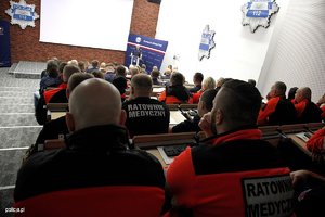 Grupa ratowników medycznych siedzących na auli