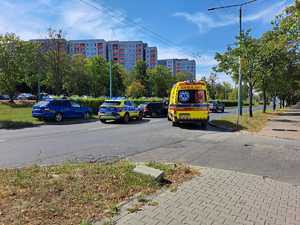 Na zdjęciu radiowozy, karetka pogotowia oraz samochód osobowy. Pojazdy stoją na jezdni