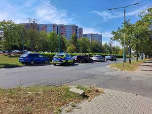 Na zdjęciu radiowozy oraz samochód osobowy. Pojazdy stoją na jezdni