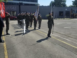 Uczniowie klasy mundurowej maszerujący w kompanii honorowej