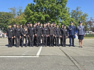 Goście honorowi stojący wraz z uczniami szkoły mundurowej