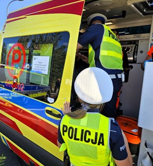 Na zdjęciu policjanci oraz karetka pogotowia